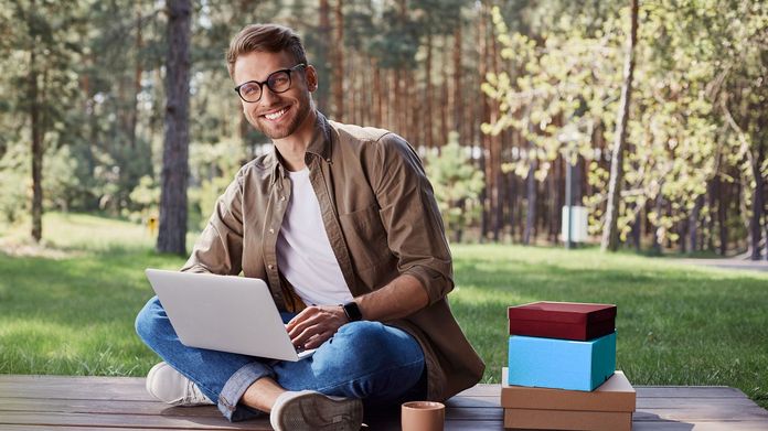Für jeden das Richtige! Mann mit Laptop auf einer Holzterrasse im Wald