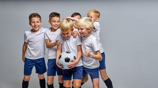 Jungs einer Fußballmannschaft necken sich gegenseitig
