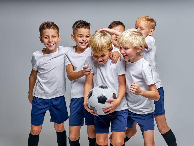 Jungs einer Fußballmannschaft necken sich gegenseitig