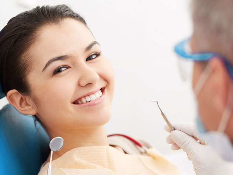 Junges Mädchen beim Zahnarzt