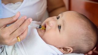 Baby bekommt die Rotaviren-Schluckimpfung
