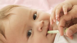 Säugling erhält die Schluckimpfung gegen Rotaviren
