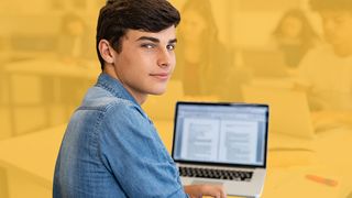 Chat-GPT Schüler vor einem Laptop, auf dem Chat-GPT zu sehen ist