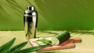 Gurkensalat im Trend In Scheiben geschnittene Gurke auf einem Brett und ein Shake im Hintergrund