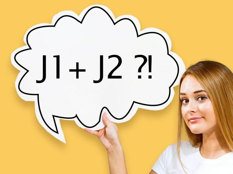 Jugendliche hält eine Sprechblase mit der Aufschrift "J1 und J2"	