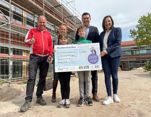 Foto Scheckübergabe an die Gewinner "Grundschule am Baumschulenweg" in Bremen