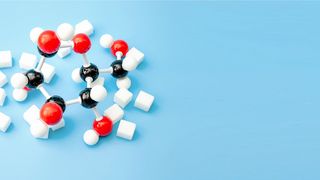 Zucker und chemische Kohlenhydratmodelle auf blauem Hintergrund