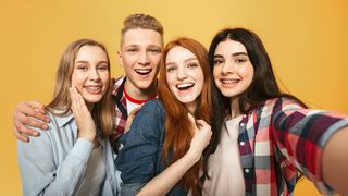 Ausbildungsstart Vier Jugendliche schauen fröhlich in die Selfiekamera