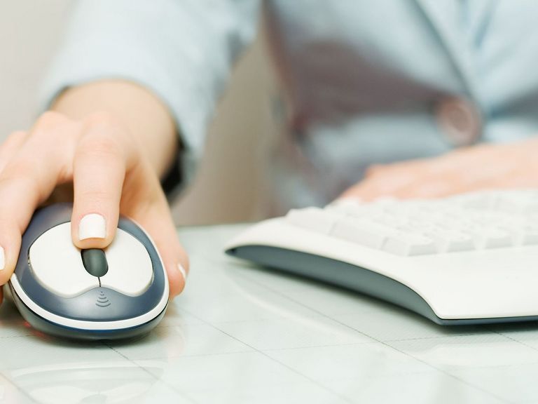 Frau arbeitet mit einer Computermouse