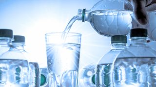 Wasser - Elixier des Lebens Aus eine Flasche wird Wasser ausgegossen