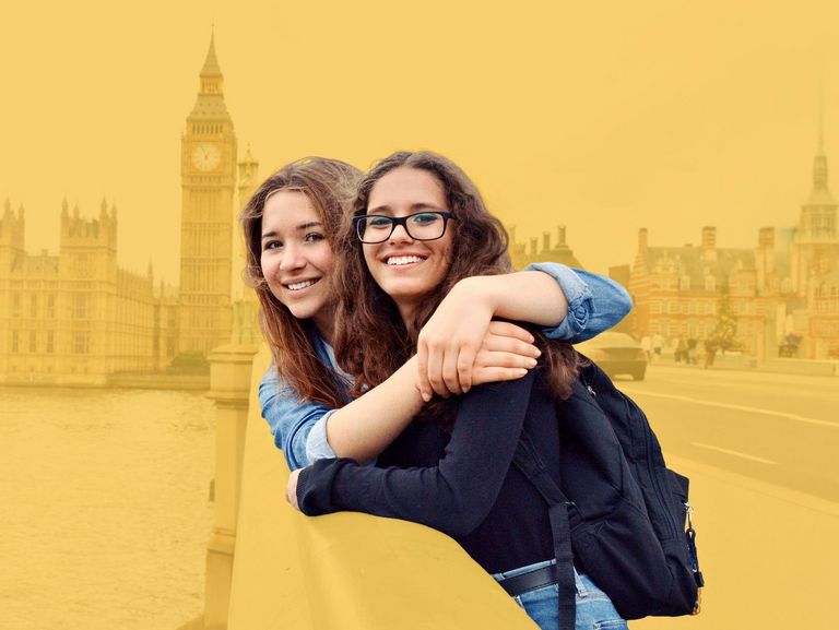 Zwei Azubis in London mit Big Ben im Hintergrund