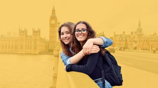 Azubi im Ausland Zwei Azubis in London mit Big Ben im Hintergrund