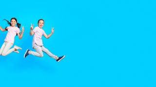 Junge und Mädchen springen in die Luft