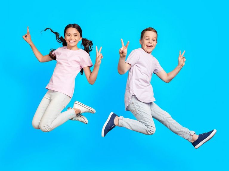 Junge und Mädchen springen in die Luft