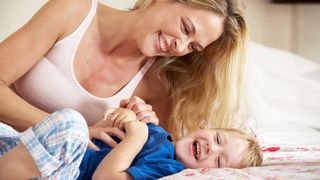 Lachen ist gesund Mutter kitzelt ihren Sohn aus und beide lachen