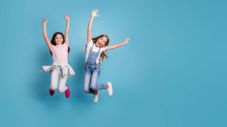 Move-Factory Zwei Mädchen springen mit erhobenen Händen in die Luft