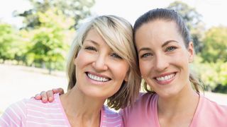 Brustkrebs Zwei Frauen lächeln in die Kamera