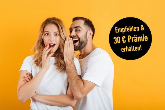 Mitglieder werben Mitglieder Mann flüstert einer erstaunt schauenden Frau etwas ins Ohr