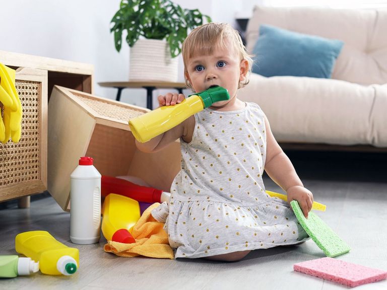 Kleinkind mit gefährlichen Putzmittelflaschen