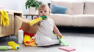 Kleinkind mit gefährlichen Putzmittelflaschen