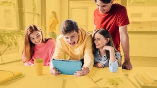 Medien & Digitales Jugendliche jubeln vor einem Tablet