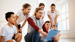 Move-Factory | Sek I Schüler hören der Sportlehrerin aufmerksam zu