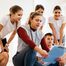 Move-Factory | Sek I Schüler hören der Sportlehrerin aufmerksam zu