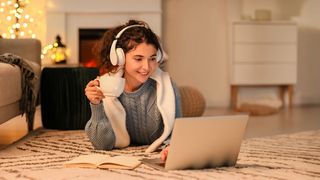 Entspannungsinseln Frau mit Kopfhörer entspannt Mit einem Heißgetränk