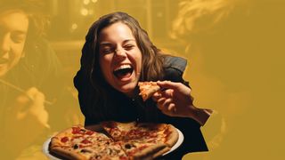 Teenager genießen lachend eine gesunde Pizza