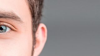 Nahaufnahme eines männlichen Gesichtsausschnitt mit Fokus auf eines der Augen