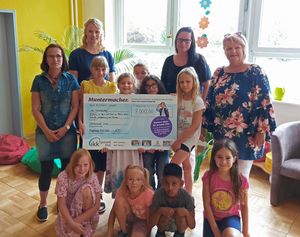 Foto Scheckübergabe an die Gewinner des Hortes "Am Kannenstieg" in Magdeburg