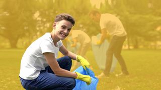 Teenager hilft beim Mülleinsammeln in einem Park