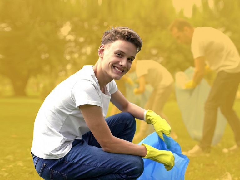 Teenager hilft beim Mülleinsammeln in einem Park