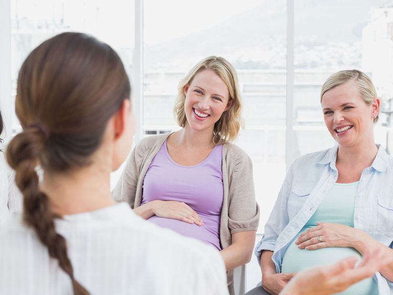 Hebamme im Gespräch mit schwangeren Frauen 