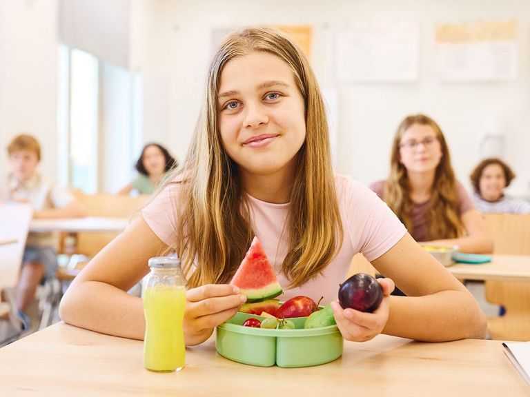 Schülerin beim Frühstück im Klassenraum