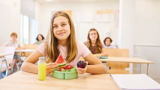 Nutri-Factory | Sek I Schülerin beim Frühstück im Klassenraum