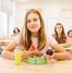 Nutri-Factory | Sek I Schülerin beim Frühstück im Klassenraum