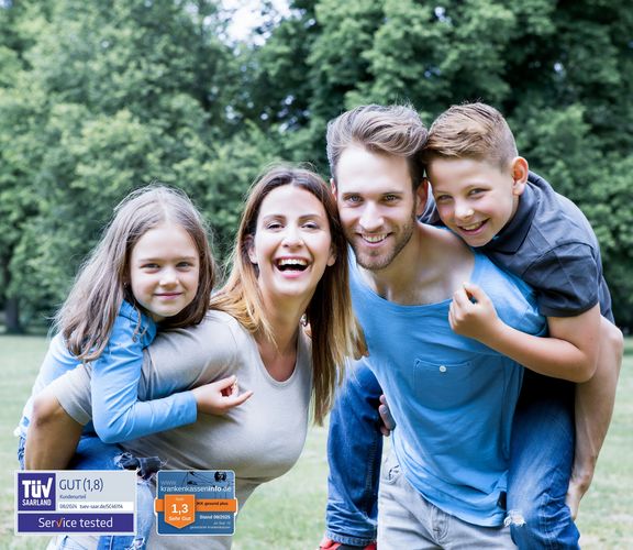 Mutter und Vater tragen ihre Kinder Huckepack