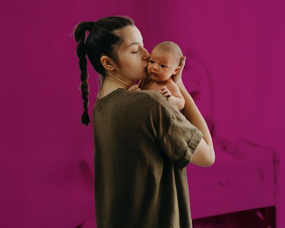 Krabbenpaket Mutter mit einem Neugeborenen auf dem Arm