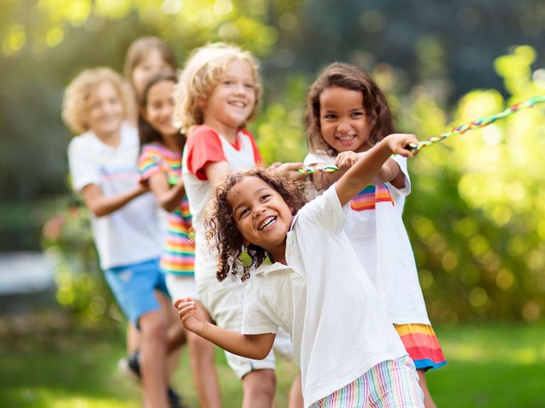 Kindergruppe macht mit Spaß Tauziehen