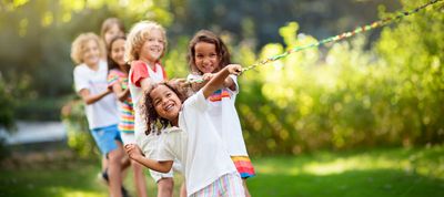 Kindergruppe macht mit Spaß Tauziehen
