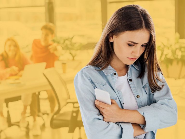 Schüler lästern laut über ein sehr trauriges Mädchen