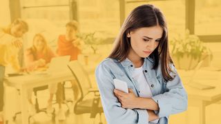 Schattenseiten der Medien Schüler lästern laut über ein sehr trauriges Mädchen