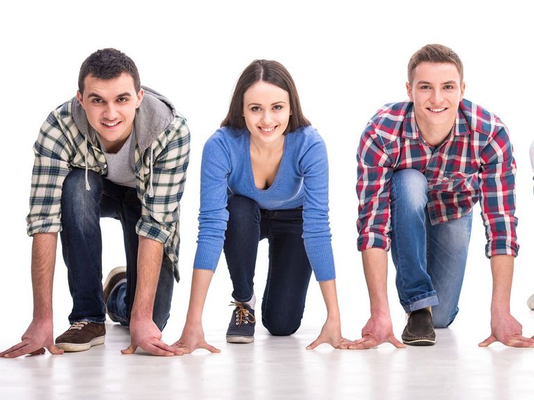 Junge Menschen in Startposition