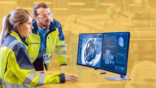 Digitales Handwerk Frau und Mann arbeiten am PC-Bildschirmen in Fabrikhalle