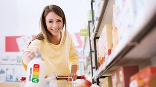 Frau mit einem Einkaufswagen im Supermarkt