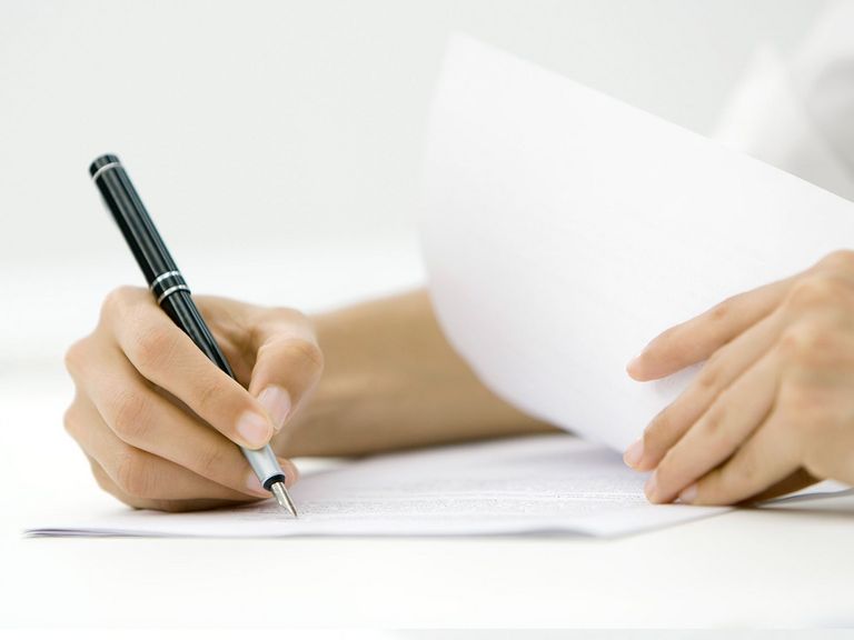 Person unterzeichnet Dokumente