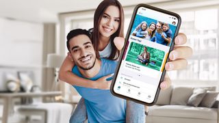 Frau im Huckepack zeigt das Display Ihres Smartphones