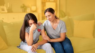 Stress Mutter tröstet im Wohnzimmer ihre gestresste Tochter