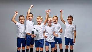 Fußballjungs in Jubel- und Siegerpose